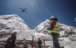 Drone dọn rác trên đỉnh Everest