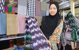 Nghề dệt thổ cẩm hơn 100 năm của người Chăm ở An Giang ‘đổi đời’, chinh phục du khách