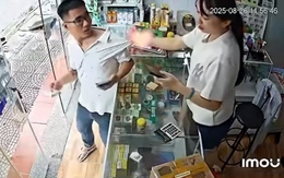 Khách bị túm cổ áo vì chuyển khoản tiền chưa qua đã bỏ đi