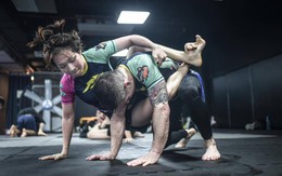 Johnny Trí Nguyễn cảm ơn cô gái MMA đánh 'thanh niên xăm trổ'