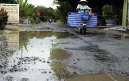 Đường tỉnh 961 xuống cấp nghiêm trọng, dân lấy vỏ xe làm biển báo