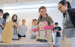 Nghệ sĩ người Pháp Karine Bonneval lưu giữ ký ức hoa của người Việt