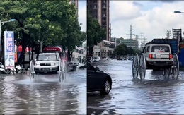 Ô tô lắp bánh xe ngựa chạy bon bon trên đường ngập