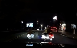 Tài xế ô tô sung sướng khi xe máy đánh võng cản đường bị tuýt còi