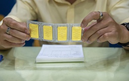 Giá vàng miếng SJC vọt lên 128 triệu đồng/lượng dù giá vàng thế giới đi xuống