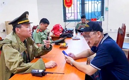 Công an Hà Nội xử lý người đàn ông xếp ghế 'giữ chỗ' xem diễu binh rồi bán kiếm lời