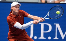 Sinner chưa hài lòng với khả năng giao bóng dù dễ dàng giành quyền đi tiếp