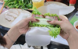 Du khách say mê thưởng thức ẩm thực giữa lòng thành phố Đà Nẵng