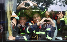 Các chiến sĩ A80 chiều lòng dân với loạt khoảnh khắc 'yêu xỉu'