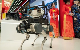 Robot chó tuần tra lần đầu ra mắt tại triển lãm thành tựu 80 năm