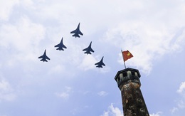 Tiêm kích Su30-MK2 ‘xé gió’ diễn tập bay qua quảng trường Ba Đình