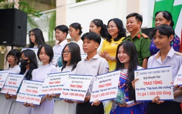 TP.HCM: Nhiều trường không nhận hoa chúc mừng lễ khai giảng, xin chuyển thành học bổng