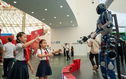 Người dân trầm trồ với xe SUV điện chống đạn, nói chuyện robot tại triển lãm thành tựu đất nước