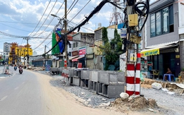 Đường Chu Văn An làm sắp xong, nhiều trụ điện vẫn đứng giữa đường