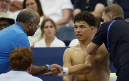 Cha sốt ruột trên khán đài, khuyên con trai bỏ cuộc ở US Open 2025