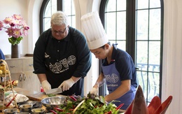 Chủ tịch Quốc hội New Zealand làm bò cuốn lá lốt, khen món ăn dân dã Việt Nam