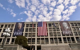 Việc treo ảnh khổ lớn của ông Trump trước Bộ Lao động Mỹ là thật