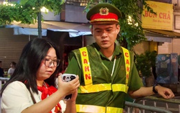 Theo chân các chiến sĩ, công nhân thầm lặng giữ bình yên cho lễ diễu binh