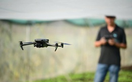 Bay flycam, thả đèn trời ảnh hưởng đến hoạt động bay kỷ niệm A80, Hà Nội yêu cầu xử lý, bắn hạ