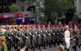 Khối quân nhân Trung Quốc hát 'Như có Bác Hồ trong ngày vui đại thắng'