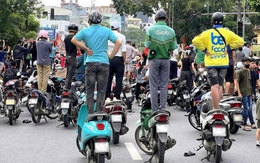 Ảnh vui 30-8: Tuy cạnh tranh nhưng lại nhìn chung một hướng