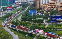 Cửa ngõ, bến xe TP.HCM ùn ùn xe cộ ngày đầu dịp lễ 2-9