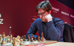 Tước danh hiệu đại kiện tướng với kỳ thủ Shevchenko vì gian lận điện thoại trong toilet