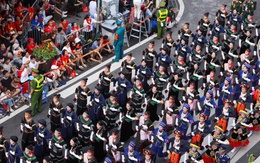 Các khối diễu binh tỏa ra các ngả đường, đi trong vòng tay nhân dân