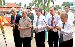 Phó bí thư Nguyễn Phước Lộc viếng nghĩa trang liệt sĩ Bà Rịa - Vũng Tàu