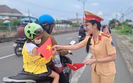 Cảnh sát giao thông phát nước, khăn lạnh miễn phí cho người dân về quê nghỉ lễ