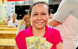 Người dân TP.HCM nhận 100.000 đồng quà Quốc khánh ngay trong đêm