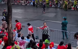 Người dân hát 'Như có Bác Hồ trong ngày vui đại thắng' khi chờ tổng duyệt diễu binh