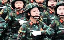 Ánh mắt cậu con trai dõi theo mẹ diễu binh A80 khiến cộng đồng mạng nghẹn ngào