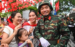 Chan chứa yêu thương các chiến sĩ A80 gặp lại người thân, sao mà cảm động quá!