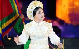 Nghệ sĩ Thanh Ngân xúc động hát Tiếng trống Mê Linh giữa phố đi bộ Nguyễn Huệ