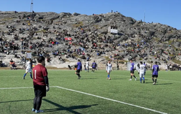 Những chuyện chỉ có ở bóng đá vùng đất băng giá Greenland