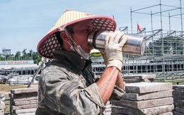 Công nhân miệt mài thi công dự án mở rộng quảng trường Ba Đình giữa nắng nóng 40 độ C