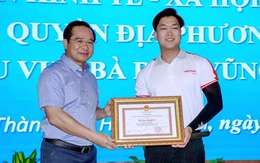 Chủ tịch UBND TP.HCM Nguyễn Văn Được tuyên dương thanh niên cứu bé gái ngạt nước hồ bơi