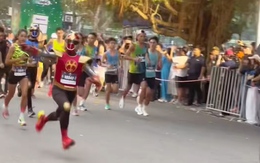 Chàng trai chạy marathon phong cách '10 giây huy hoàng rồi chợt tắt'