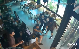Khách bật ngửa khi cụng vào cửa kính cường lực