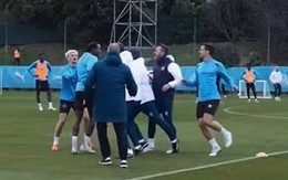 HLV và cầu thủ Marseille đánh nhau trên sân tập