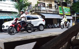 Nắp cống há miệng trên đường Nguyễn Du, trẻ em có thể chui lọt