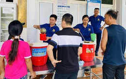 Cả thanh xuân giữ lửa cho những nồi cháo nghĩa tình