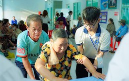 Sinh viên Văn Hiến góp sức trong ‘Ánh sáng Sen Hồng’