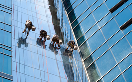 Phát minh kính tự làm sạch, không cần nước hay hóa chất