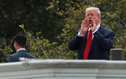 Ông Trump leo lên mái Nhà Trắng, khảo sát điểm xây phòng khiêu vũ dát vàng