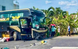 Xe khách tông xe máy đang sang đường, 2 người thiệt mạng