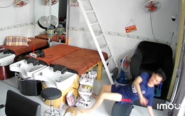 Chàng trai ngã dập mông khi bước trượt ghế