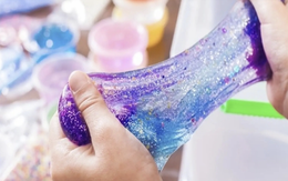 Bé trai 5 tuổi sưng phù mặt, nôn ói sau 30 phút chơi slime - 'chất nhờn ma quái'