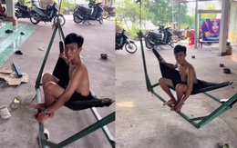 Thanh niên nằm đưa võng được võng đưa